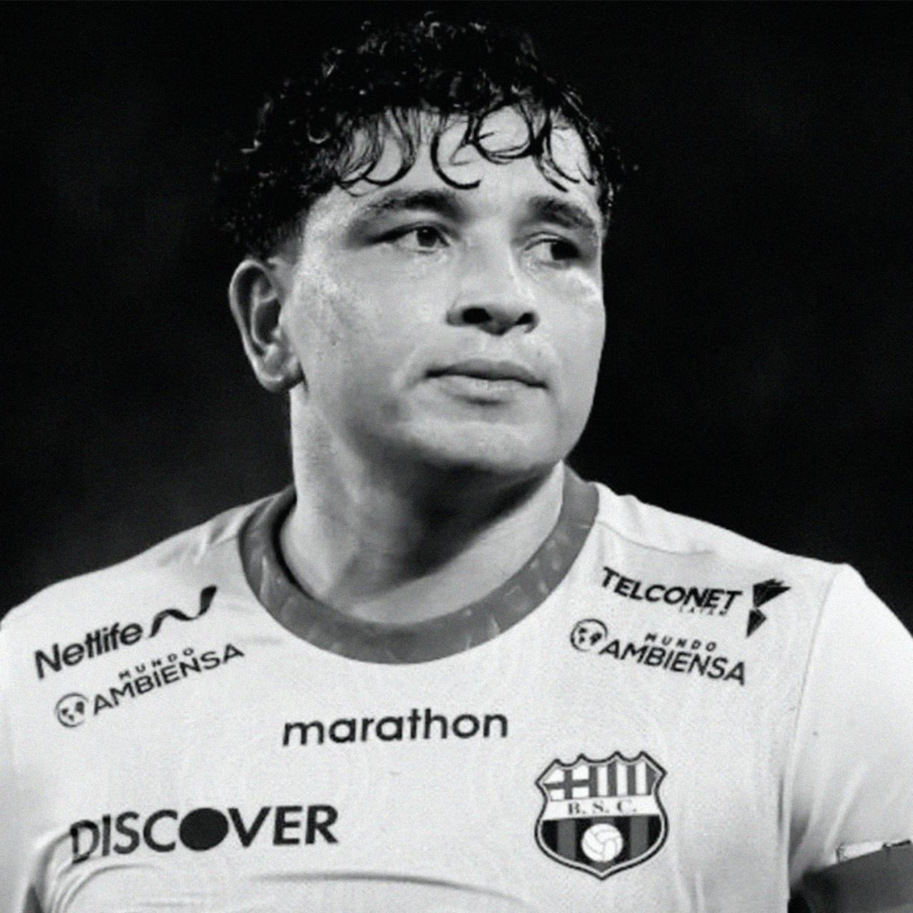 Убит футболист Марио Пинейда вместе с женой Убит игрок Барселоны Гуаякиль и сборной Эквадора Марио Пинейда Футболиста вместе с женой застрелили возле мясной лавки Перед трагедией Марио несколько раз обращался в полицию с жалобами на угрозы однако нападение всё же произошло ruoxuaz МариоПинейда Эквадор БарселонаГуаякиль Новости Азербайджана Написать нам