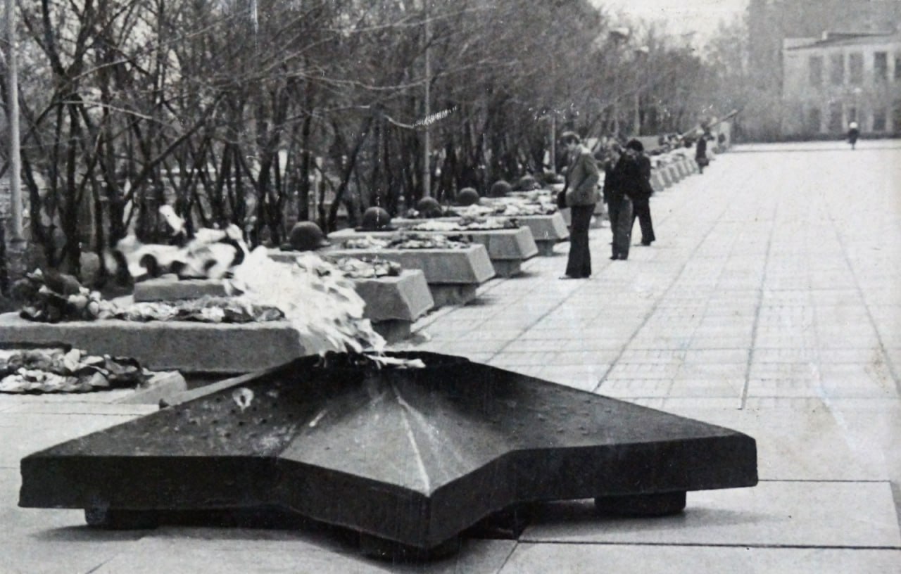 В Красноярске к 50-летию музея «Мемориал Победы» сняли документальный фильм Он получил название «Мемориал Победы: в списках значится». Одна из сюжетных линий – история красноярской семьи Беловых. И в их историю вплетается рассказ о мемориальном комплексе. «В фильме много интересных фактов о музейном комплексе. Например, один из них – почему наш «Мемориал Победы» был построен именно как музейный комплекс. Ведь по всей стране места памяти и славы возводились под открытым небом. Мы очень надеемся, что фильм по-новому раскроет главное место памяти красноярцев о подвиге земляков», – отметила заместитель главы города – руководитель департамента информационной политики Светлана Скрипальщикова. Документальный фильм покажут 10 мая в 8:20 на канале «Россия 1» и в 12 часов – на канале «Россия 24». Также его повторят на канале «Россия 24» 11 мая в 17:35. Посмотреть его можно и на RuTube по ссылке. Архивное фото. Источник администрация города