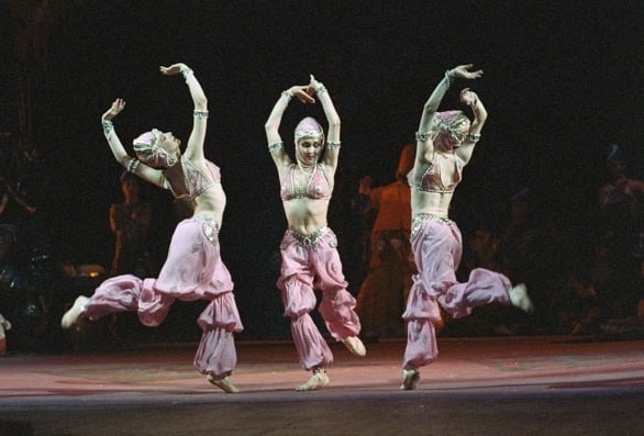 Большой театр вернёт балет Шехеразада после столетнего перерыва Премьеру постановки на музыку Николая Римского Корсакова представят на исторической сцене Она станет первой балетной премьерой юбилейного сезона сообщили Интерфаксу в руководстве театра Шехеразада возвращается на сцену вслед за другими шедеврами Михаила Фокина на музыку Игоря Стравинского Петрушкой и Жар птицей которые вошли в репертуар Большого театра минувшим летом Вместе с ними Шехеразада составит программу одноактных балетов отметили в пресс службе Большого театра Уточняется что в качестве балетмейстера постановщика выступил Андрис Лиепа Для Шехеразады восстановили занавес Валентина Серова За дирижёрским пультом 15 и 16 ноября будет глава Большого театра Валерий Гергиев Подписаться на Говорит Москва Telegram VK MAX