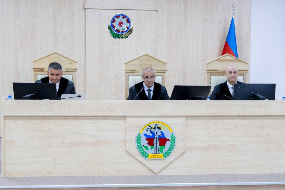 В Баку продолжается суд над армянскими сепаратистами В ходе очередного заседания в Бакинском военном суде принимали участие обвиняемые лица, их защитники, часть потерпевших, их правопреемники и представители, прокуроры, защищающие государственное обвинение. Пострадавшие в результате атак вооруженных сил Армении, жертвы мин, а также лица, находившиеся в плену и в заложниках, выступили с показаниями, а также ответили на вопросы обвиняемых, их защитников и своих представителей. Судебный процесс продолжится 7 августа.