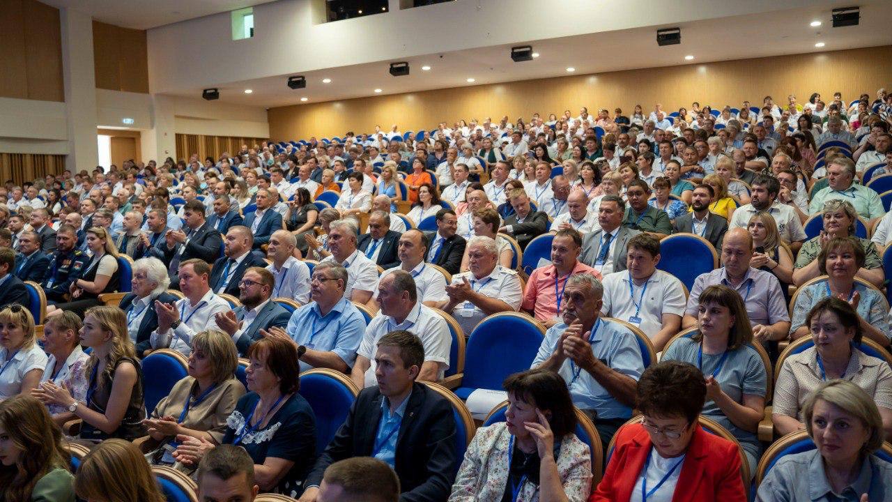 Оренбург объединяет: женские инициативы и муниципальные решения на одном форуме В Оренбурге завершился масштабный форум, объединивший два ключевых направления работы ЕР — «Женское движение» и слёт муниципальных депутатов. Более 400 активисток и 600 партийцев обсуждали, как сделать жизнь в регионе лучше. Женское движение представило конкретные проекты: выделение 73 млрд рублей на поддержку семей и 1 млрд на региональный маткапитал, а также программу подготовки сельских учителей с выделением земельных участков. Особое внимание — помощи семьям участников СВО. Параллельно муниципальные депутаты работали над улучшением взаимодействия с жителями. Евгений Солнцев призвал оренбургских депутатов к активному взаимодействию как с населением. Врио губернатора также анонсировал 500 млрд рублей инвестиций, при этом честно признал проблемы с дорогами и вывозом мусора. Депутаты обменялись лучшими практиками благоустройства и соцподдержки. Теперь главная интрига — как эти инициативы будут реализованы. Женские проекты уже готовы к включению в Стратегию развития области. А муниципалы получили новые инструменты для работы с избирателями. Оренбуржье показывает пример, как можно объединять разные направления партийной работы для реальных изменений. Выборный