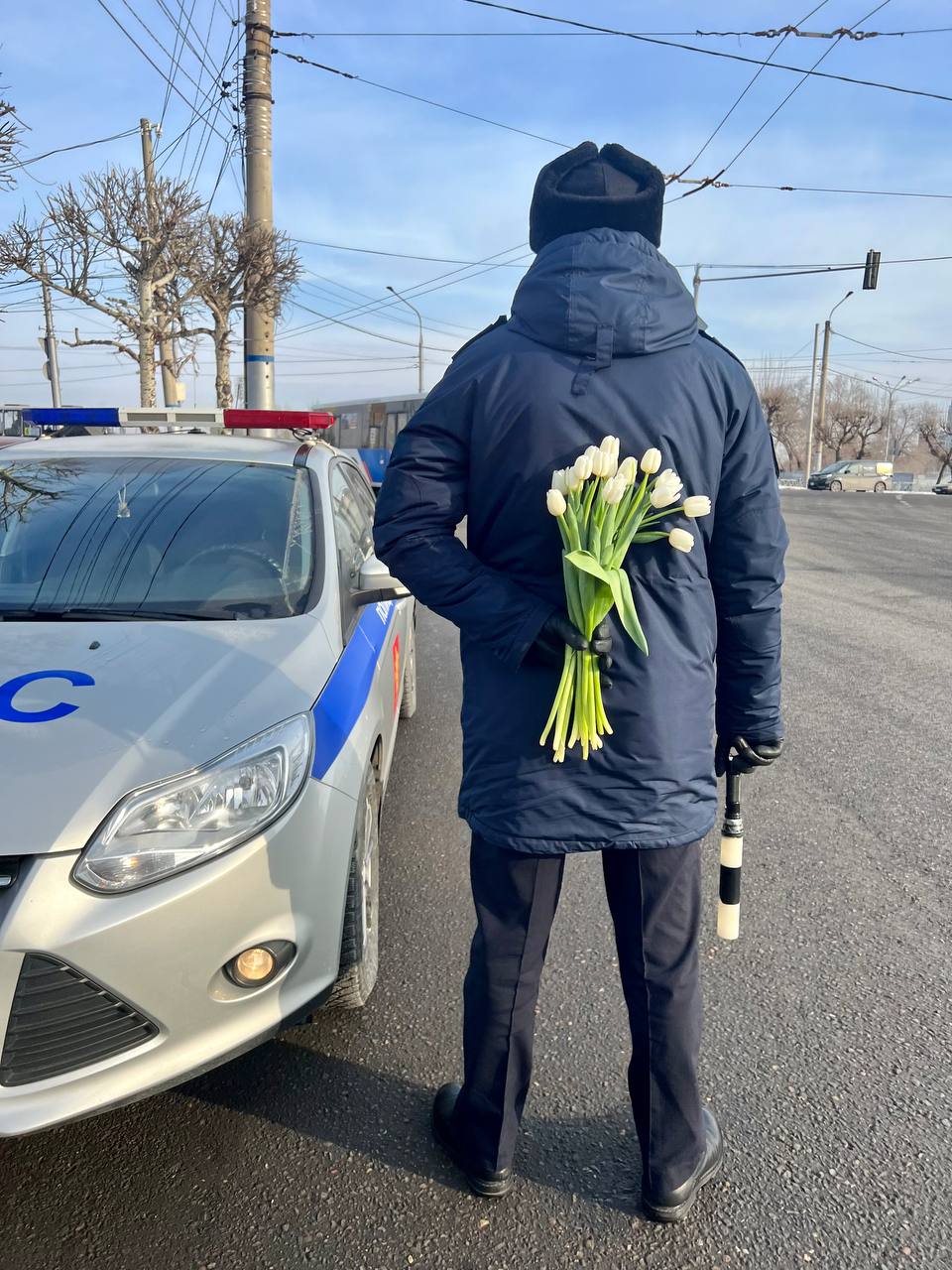 Автоинспекторы поздравили автоледи с наступающим праздником  Представители ГИБДД и одной из автошкол останавливали девушек за рулем: проверяли их знания ПДД, дарили тюльпаны и поздравляли с праздником.    Радовать сюрпризами и дарить праздничное настроение красноярским автоледи госавтоинспекторы планируют на протяжении всех предпраздничных дней.    24_ГОСАВТОИНСПЕКЦИЯ