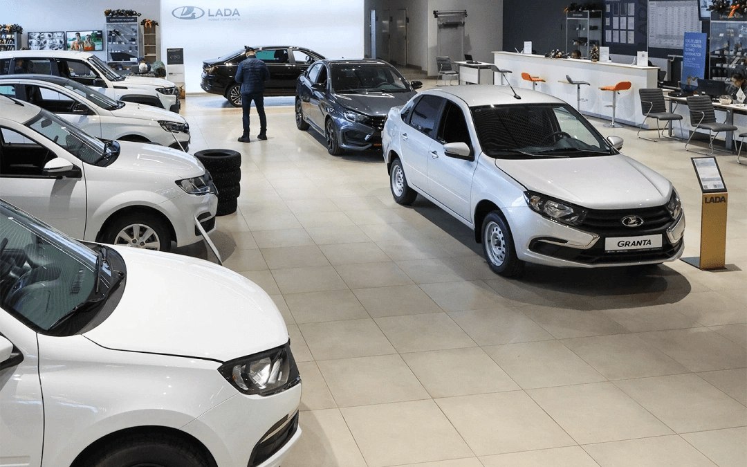 Продажи новых автомобилей в России за пять месяцев 2025-го сократились на 27,5% год к году, сообщил Минпромторг. Рынок машин, произведённых в России, за тот же период упал на 10%. До этого глава «АвтоВАЗа» заявил, что «видит основания» для роста цен vc.ru/transport/2024611