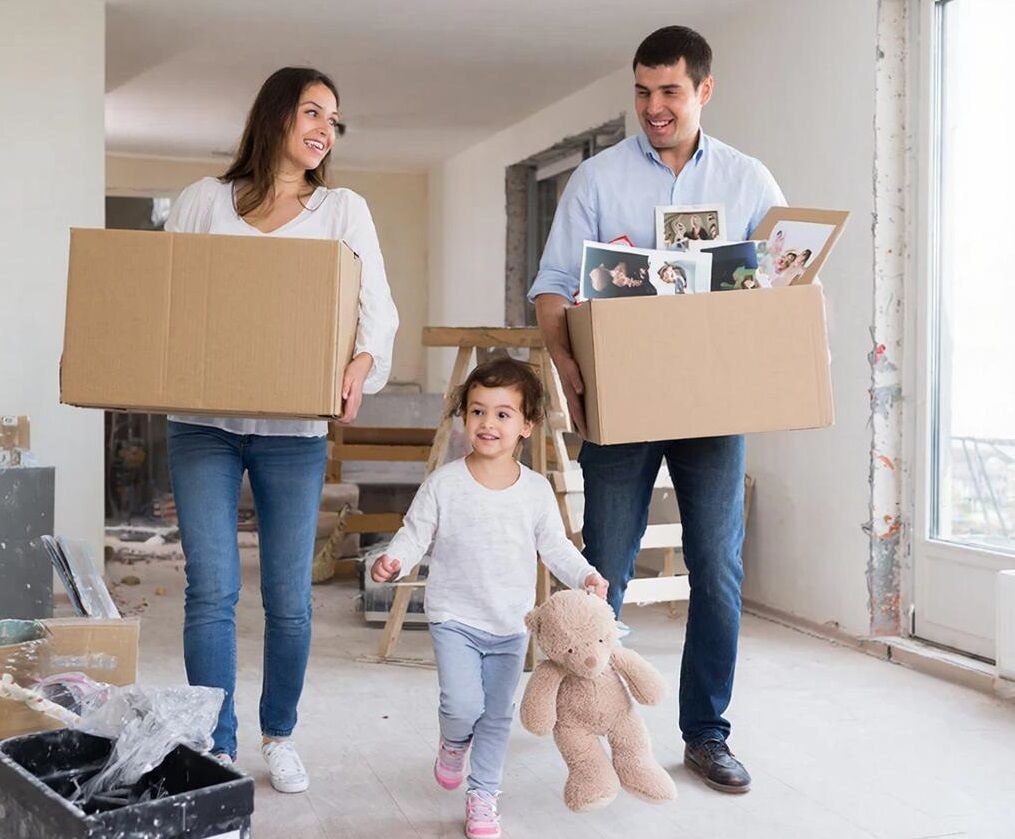 Маткапитал в Ростовской области покрывает 58 взноса за ипотеку Материнский капитал на первого ребёнка в Ростовской области сейчас покрывает 58 минимального первоначального взноса по ипотеке Это на 2 процентных пункта меньше чем в прошлом году 60 Для сравнения В среднем по России 51 без изменений за год Лучший показатель в Псковской области 70 Хуже всего в Москве 34 Почему так происходит Размер маткапитала в 2026 году вырос всего на 5 6 до 728 9 тыс рублей Но средняя ипотека тоже выросла до 5 74 млн рублей То есть индексация почти полностью съедается ростом стоимости жилья Эксперты отмечают семьи с детьми по прежнему вынуждены выбирать квартиры минимальной площади или с менее качественными характеристиками чтобы уложиться в бюджет domostroyrf