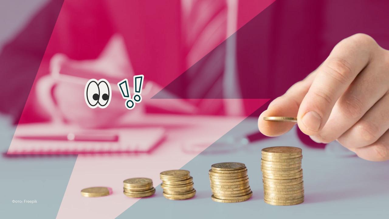 Рынок труда переживает важный перелом период роста зарплат из за дефицита кадров подошел к концу гласит исследование SuperJob Хотя общее число соискателей увеличилось и найти сотрудника на рядовую позицию стало чуть проще реальный дефицит высококвалифицированных специалистов никуда не делся Теперь компании концентрируются не на количестве а на качестве В новой реальности повышенную ценность будут иметь не просто работники а те кто непосредственно влияет на успех бизнеса В приоритете окажутся сотрудники создающие или защищающие конкурентное преимущество компании владеющие редкими технологиями а также те чья работа напрямую связана с финансовым результатом или безопасностью Работодатели будут инвестировать не в массовое обучение а в развитие ключевых перспективных кадров   Подробнее о том как будут меняться зарплатные ожидания в 2026 году читайте в материале Фото Freepik Инк медиа для предпринимателей