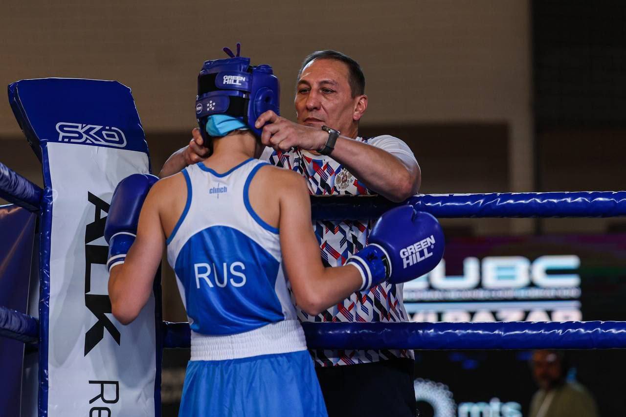Спортсменка из ДНР Светлана Яхонтова стала чемпионкой Европы по боксу От всей души поздравляю Светлану Яхонтову - она стала чемпионкой Европы 2025 по боксу в весовой категории до 46 кг! - сообщил министр спорта и туризма Республики Юрий Мартынов. Министр подчеркнул, что эта победа служит подтверждением того, что спорт в Донецкой Народной Республике развивается, а поддержка талантливых спортсменов и их наставников является одним из приоритетных направлений работы.