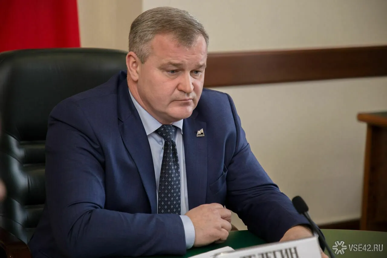Экс вице губернатора Кузбасса хотят посадить на 14 лет начались прения в суде В четверг 14 мая в Ленинск Кузнецком городском суде начались прения по делу экс вице губернатора Вячеслава Телегина бывшего заместителя главы Ленинска Кузнецкого по строительству и городскому развитию Рашида Бадертдинова и главного инженера ООО ЭкоСтрой ЛК Александра Бадертдинова сообщает объединённый пресс центр судов Кузбасса Все трое обвиняются в 30 эпизодах мошенничества с казной ч 4 ст 159 УК РФ Обвинение требует посадить Телегина на 14 лет В ходе прений государственный обвинитель предложил следующие меры наказания Телегину В Н 14 лет лишения свободы с отбыванием наказания в исправительной колонии общего режима штраф в размере 4 800 000 рублей сказали в пресс центре Также предложено запретить Телегину работать чиновником на 2 года и 11 месяцев Рашида Бадертдинова предложено посадить на 12 лет со штрафом 4 млн рублей и запретом работать чиновником на два с половиной года Александра Бадертдинова на 11 лет со штрафом 3 5 млн рублей Обвинение также требует заменить домашний арест на арест в изоляторе и взять фигурантов под стражу прямо в зале суда По версии следствия с января 2014 года по декабрь 2018 года КУМИ Ленинска Кузнецкого заключил контракты с коммерческой организацией о долевом строительстве жилья для сирот Следствие считает что Телегин сговорился с подельниками чтобы продублировать уже заключённые контракты и присвоить деньги Из бюджета на это было выделено 73 млн рублей Подписаться на нас в MAX Подписаться на VSE42 Ru