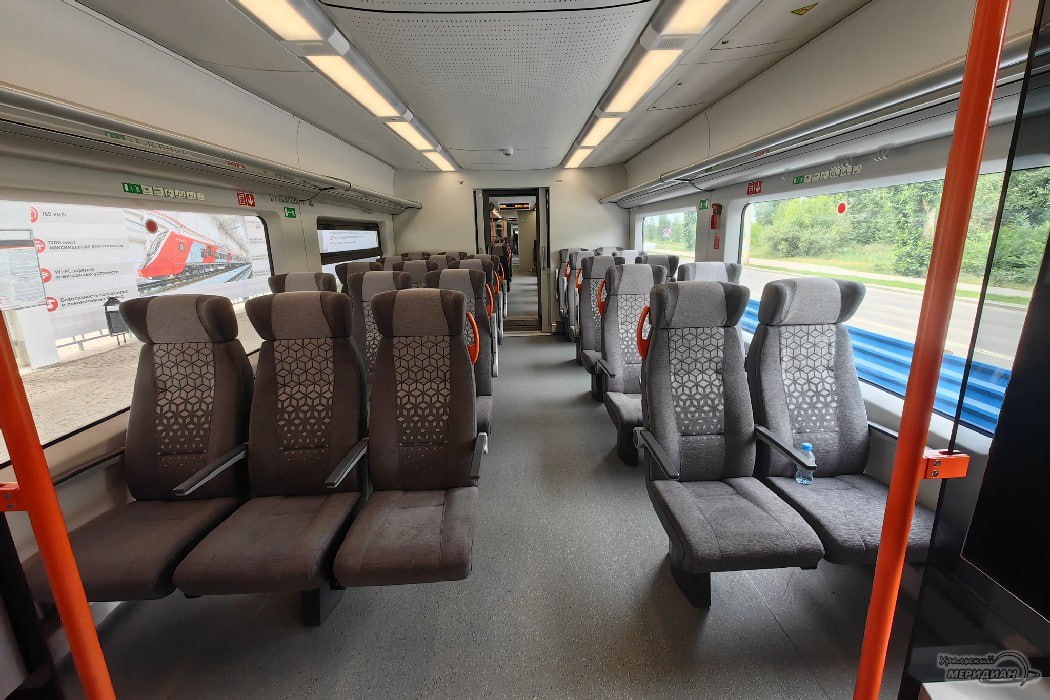 Электропоезд Финист новый стандарт комфорта и 250 тыс пассажиров За первый год работы маршрут Екатеринбург Каменск Уральский Челябинск на электропоезде Финист перевёз 250 тыс пассажиров и стал популярным среди жителей Свердловской и Челябинской областей Вагоны Финиста оснащены климат контролем с обеззараживанием воздуха удобными креслами с розетками и экологичными санузлами Летом около 60 тыс туристов отправились в специализированные маршруты по Свердловской и Тюменской областям Подписаться на Уральский меридиан