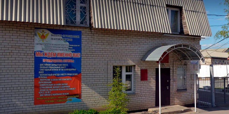 Марию Пономаренко увезли в туберкулёзную больницу Барнаула  Барнаульскую журналистку Марию Пономаренко, пропавшую из колонии, нашли в Краевой туберкулёзной больнице №12  КТБ-12 , подконтрольной ФСИН. Об этом сообщил её адвокат Дмитрий Шитов.  «Уже час пытаюсь попасть [в учреждение], отказывают. Ссылаются на «санитарный день». Сообщил о правонарушении на горячую линию УФСИН и дежурному прокурору», — написал Шитов в своём телеграм-канале.  UPD  14:40  Позже Шитов рассказал, что с ним связались представители краевого управления ФСИН и общественной наблюдательной комиссии  ОНК : «Завтра смогу попасть [в больницу]. Заверили, что с Марией всё нормально».  Ранее сообщалось, что Марию этапировали из рубцовской ИК-9 в ИК-6 в Шипуново Алтайского края. Но, когда адвокат приехал на место, её там не оказалось.  КТБ-12 возглавляет Денис Самохин.    В феврале 2023 года мать двоих детей Марию Пономаренко признали виновной по делу о «фейках» о ВС РФ «по мотивам политической ненависти»  пункт «д» части 2 статьи 207.3 УК  из-за поста в телеграме о гибели людей в драмтеатре в Мариуполе. Судья Ленинского райсуда Барнаула Ирина Завьялова приговорила её к 6 годам колонии.  Позже её обвинили в нападении на сотрудников ФСИН и дали ещё год и 10 месяцев.  Подписаться  Прислать новость  Помочь бустами