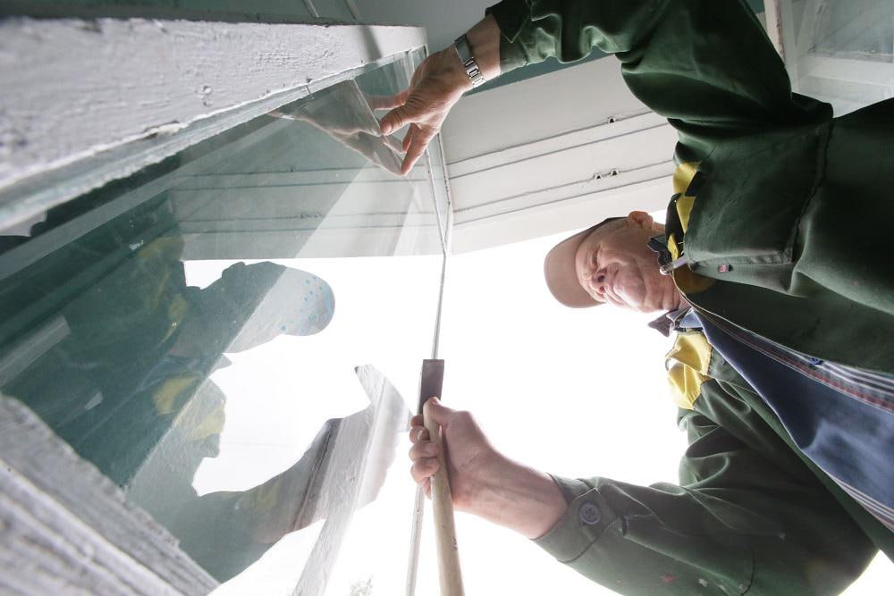 Вступил в силу новый свод правил о капремонте Ключевым критерием определения необходимости капремонта станет оценка физического износа конструктивных элементов и инженерных систем По результатам оценки дому будет присвоена одна из четырех категорий  Первая категория при износе до 30 указывает на отсутствие необходимости в капремонте  Вторая категория с износом 31 50 означает что ремонт требуется  Третья категория при износе 51 65 свидетельствует что ремонт необходим в приоритетном порядке  Если же износ превышает 65 дому присваивается четвертая категория требующая проведения обязательного инструментального обследования состояния здания Особое внимание уделяется выявлению критических признаков износа при которых в заключении даются прямые указания по восстановлению функций и обеспечению безопасности эксплуатации дома Подписаться Прислать новость Чат