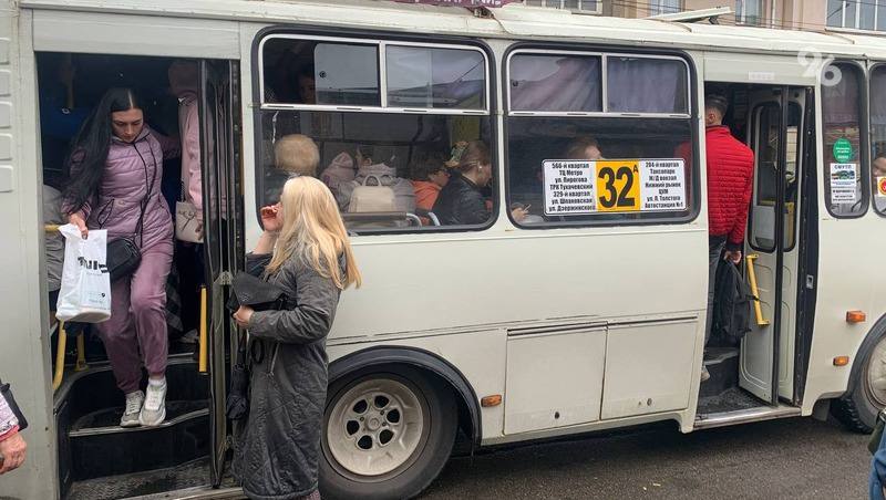 Ставропольцы пожаловались на проблемы общественного транспорта Основными проблемами в качестве услуг общественного транспорта в столицы Ставропольского края города Ставрополя по мнению местных жителей являются неподходящее расписание маршруток и их перегруженность в пиковые часы Об этом сообщает издание Newstracker Несмотря на какие то положительные изменения горожан беспокоит еще ряд насущных проблем отмечает издание Южная служба новостей