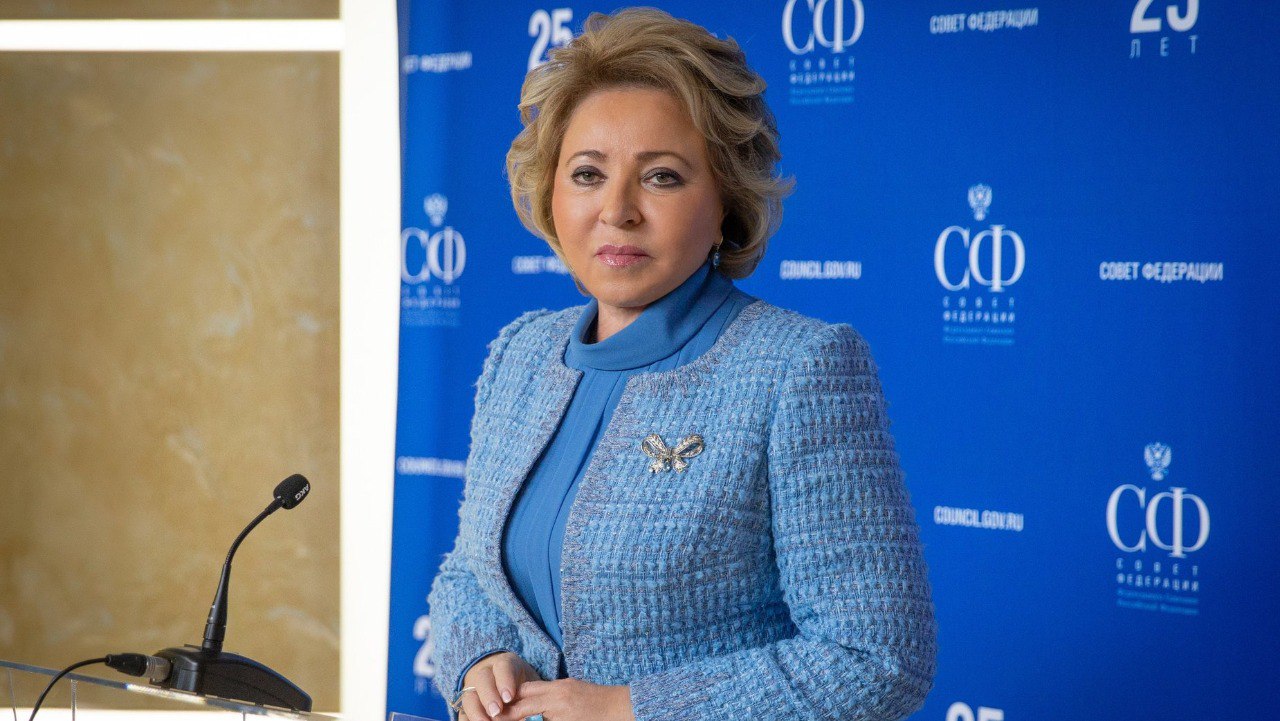 Валентина Матвиенко поздравила с Днем Республики Хакасия жителей региона.  Председатель Совета Федерации отметила, что благодаря их плодотворному труду созданы мощные горнодобывающий и металлургический комплексы, введены в строй электроэнергетические объекты, что позволяет республике вносить достойный вклад в решение общенациональных задач.  В Хакасии осуществляются инвестиционные проекты в разных сферах, необходимую поддержку получают крупные промышленные и сельскохозяйственные предприятия, представители малого и среднего бизнеса, отметила глава СФ.   В регионе, по ее словам, идет комплексное развитие сельских территорий, преображается облик населенных пунктов, появляются необходимые объекты социальной инфраструктуры, напрямую влияющие на качество жизни людей.  Валентина Матвиенко выразила уверенность в том, жители Хакасии продолжат всемерно способствовать ее процветанию.