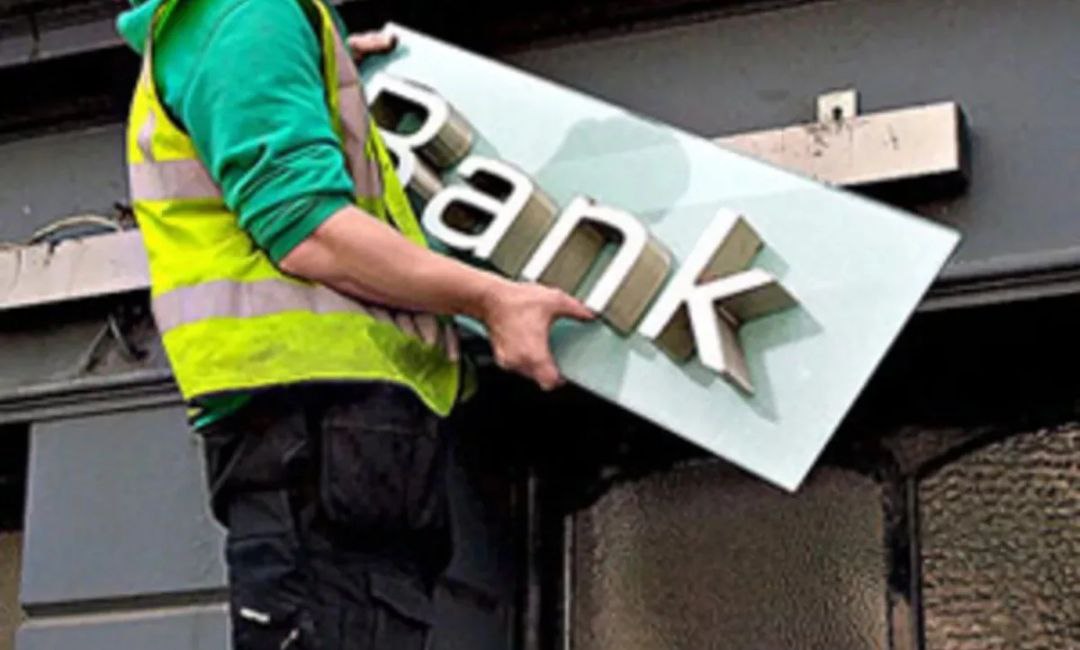 Эксперты прогнозируют дальнейшую ликвидацию банков в России По мнению экономиста Банки ру Сергея Лукьянца на финансовом рынке будут закрываться 5 15 банков ежегодно Основным механизмом станут не отзывы лицензий со стороны ЦБ а добровольные слияния и поглощения Регулятор сохраняет курс на оздоровление сектора но массовых чисток не будет Также банки за 10 месяцев уже закрыли 1327 отделений это почти в три раза больше чем за весь прошлый год В 2024 м было упразднено только 486 подразделений Отделения становятся нерентабельны на фоне растущего спроса на электронные услуги fatcat18