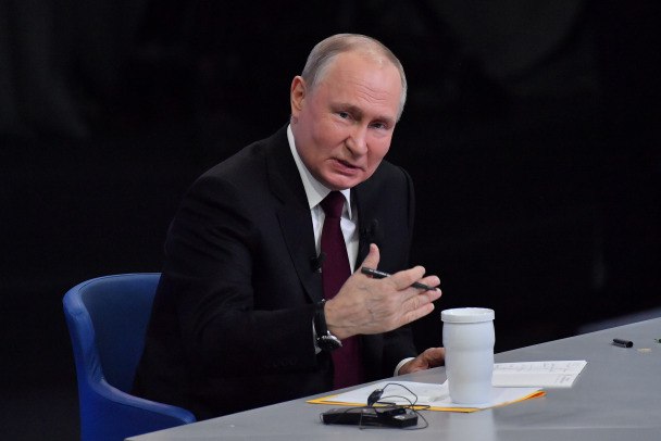 Путин поручил создать театр, где будут показывать патриотические постановки Как следует из перечня поручений по итогам заседания Совета по культуре и искусству, опубликованного на сайте Кремля, глава государства поручил к 30 ноября создать театр патриотической драматургии. Поручение дано правительству Москвы совместно с Минкультуры России, Советом при президенте по культуре и искусству и Общероссийской общественной организацией "Союз писателей России". Также Путин поручил сформировать перечень 100 лучших советских и российских художественных фильмов для демонстрации в школах. Как вы считаете, нужен такое театр? - да, думаю, что такой театр необходим - если такой театр появится — будет неплохо, но патриотические постановки можно показывать и в обычных театрах - думаю в таком театре нет необходимости Komsomolskaya Pravda/Global Look Press