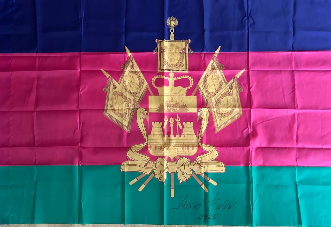 Краснодарец пересек Атлантику с флагом Кубани.   Член РГО Евгений Прощенко присоединился к российско-бразильской экспедиции на Азорских островах. Яхта стартовала от бразильского Сальвадора, прошла через Атлантику, Исландию и Шпицберген.   Путь до Мурманска был сложным: нам пришлось справляться с поломками навигационного оборудования и штормами. Волны порой достигали 2,8 метра. Два раза были опасные моменты, когда надо было брать рифы на парусах. Порой приходилось отключать отопление. Но яхта большая и надежная, мы успешно достигли пункта назначения, а поврежденный парус отправили в ремонт, — рассказал Прощенко.   Как рассказали в РГО, флаг Кубани, который взял с собой Прощенко, подписал легендарный 82-летний капитан Алейшо Белов, совершивший шестое подобное плавание. Теперь полотнище хранится в краснодарском отделении организации.  _____________________________ Есть интересная новость?   Присылайте нам     Краснодар Сегодня    ПРИСЛАТЬ НОВОСТЬ