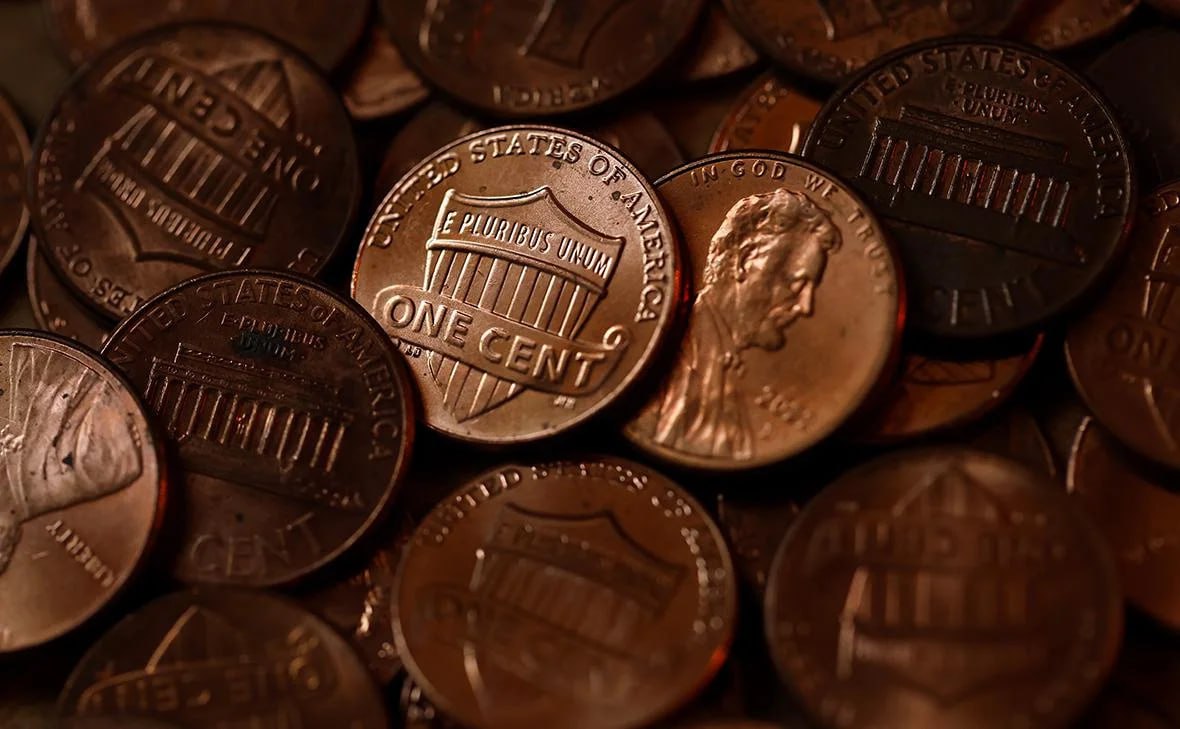 В США бизнесу пришлось снизить цены из за прекращения выпуска одной из монет Чеканку монет номиналом в один цент остановили из за нерентабельности и крупные магазины в США вынужденно снизили цены Причина они не могут давать сдачу которую по закону обязаны Многие люди специально комбинируют товары так чтобы продавец был вынужден дать сдачи пару тройку центов а если их нет закатывают скандал Производство и распространение монеты в один цент требует траты 3 7 цента