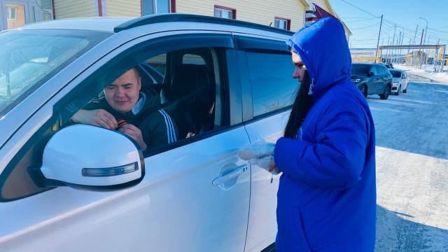  Тазовские автоинспекторы совместно с волонтерами «Победы» провели мероприятие «Георгиевская ленточка». 24 апреля сотрудники Госавтоинспекции и волонтеры «Победы» совместно с представителями Тазовского районного Дома творчества и «Молодежного центра» вручали участникам дорожного движения символ Победы - георгиевские ленточки, желая добра, любви и процветания! Полицейские призвали водителей беречь себя и близких, соблюдая Правила дорожного движения. Данные мероприятия пройдут по всему округу вплоть до 9 мая, чтобы как можно больше ямальцев смогли присоединиться к празднованию 80-й годовщины Победы в Великой Отечественной войне. #мвдроссии #полиция #гибддянао #гибдд #янао #тазовскийрайон