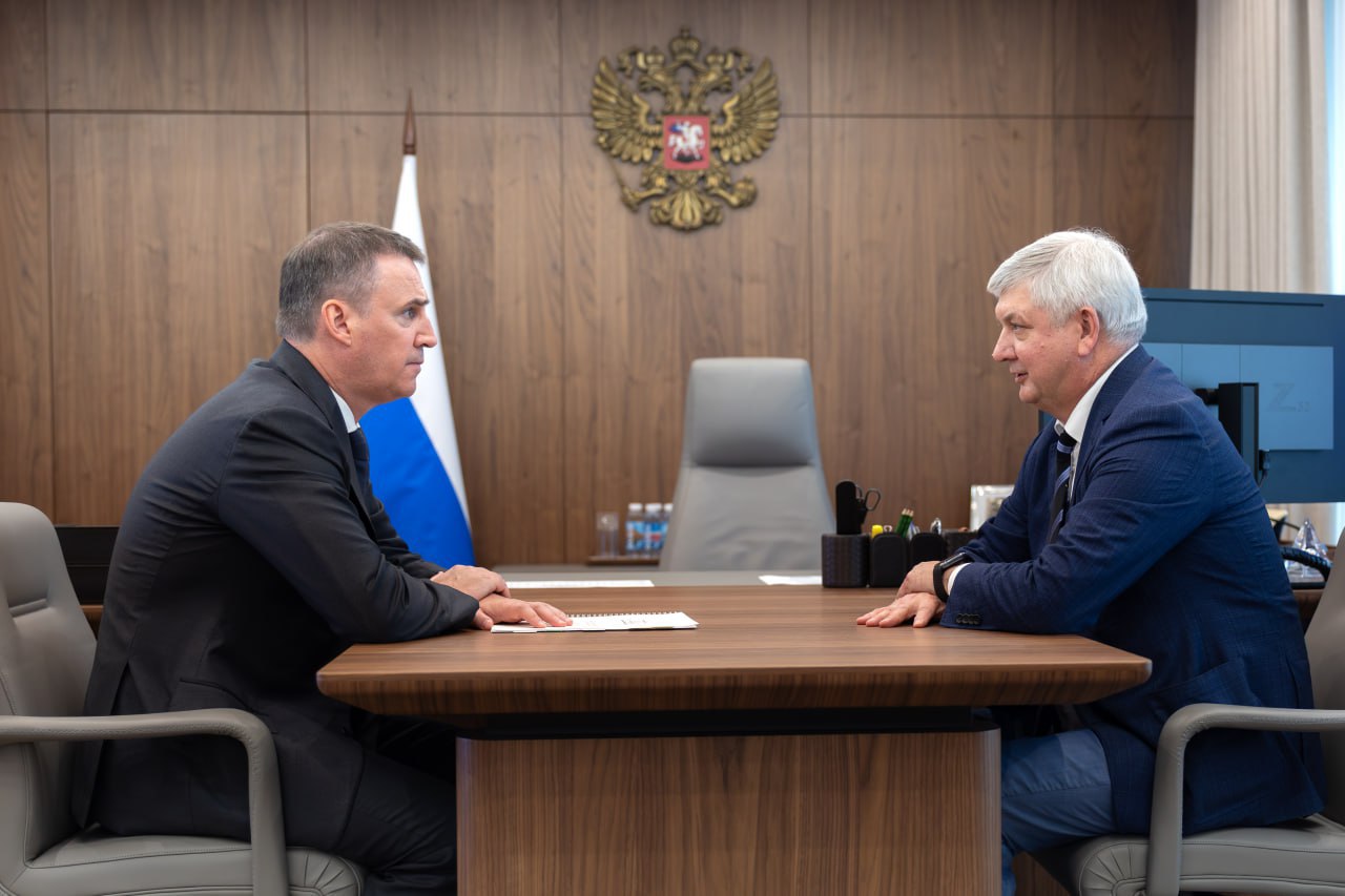Дмитрий Патрушев поручил разобраться с отходами после встречи с воронежским губернатором Об этом стало известно после рабочей встречи заместителя председателя Правительства России Дмитрия Патрушева и губернатора Воронежской области Александра Гусева. Глава региона доложил об экологической ситуации в области, в том числе том, что за последние пять лет велась работа по ликвидации несанкционированных свалок и восстановлению лесов. Также власти региона занимались расчисткой водоемов и ремонтом гидротехнических сооружений. После этой части доклада Дмитрий Патрушев поручил ППК «Российский экологический оператор» совместно с правительством Воронежской области активизировать своевременное создание инфраструктуры для обращения с отходами ради комфорта населения. Также на встрече губернатор доложил об успехах АПК в регионе. Так, по объему производства сельскохозяйственной продукции Воронежская область заняла четвертое место в России и первое – в ЦФО. Подписывайся на «Площадь»