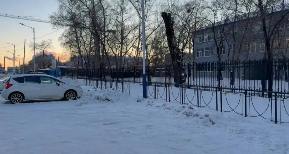 Снег и наледь уберут с территорий соцобъектов в Благовещенске в первую очередь В первую очередь поручено очистить парковки на территории социальных учреждений Глава областного центра Олег Имамеев провел выездное совещание на котором дал указание директору ГСТК Дмитрию Ященко срочно скорректировать текущие планы работ и сосредоточить ресурсы на улучшении состояния подходов и подъездов к важным социальным объектам сообщает администрация Благовещенска Подробнее