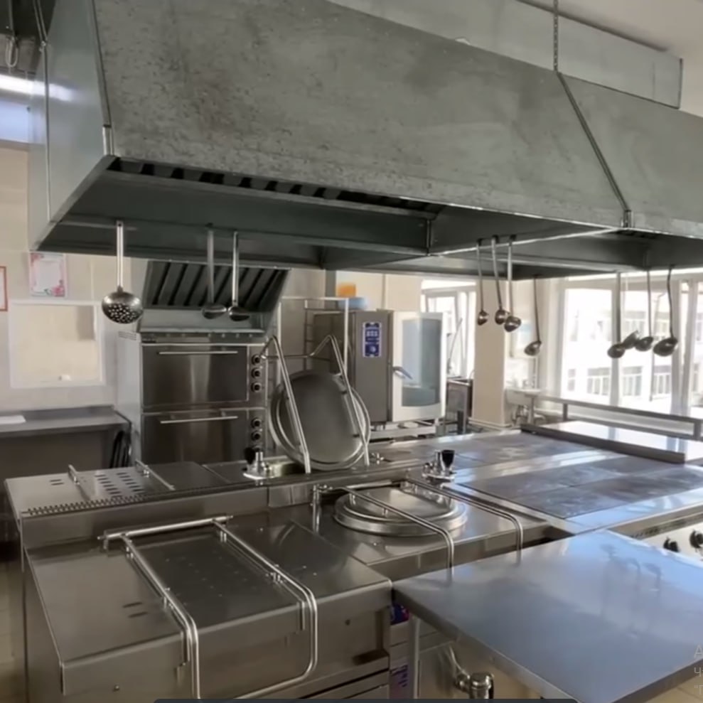 Школы Иркутска остались без питания из за поставщика из Красноярска Учреждения остались без еды из за того что выигравшая аукцион на обеспечение питанием компания КрасПит не приступила к обязанностям Ранее КрасПит занял место уже традиционного для школ столицы Прибайкалья местного МУП Комбинат питания Это произошло после жалобы компании из Красноярска в УФАС на результат аукционов Изначально право обеспечивать образовательные учреждения едой получил именно Комбинат питания но это решение было оспорено и контракты были заключены с КрасПит Работа компании не началась в 29 школах Было принято решение о сокращении уроков Без организованного питания младшеклассники могут находиться на занятиях не более трех часов старшая школа четыре часа Компании КрасПит выставлены претензии проверку проводит прокуратура