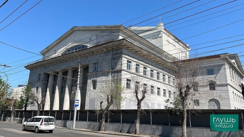 В Саратове выбрали подрядчика по проектированию противоаварийных работ в театре оперы и балета В Саратове выбрали организацию которая займется проектом противоаварийных работ в театре оперы и балета на Театральной площади Это следует из результатов конкурса проведенного на сайте Госзакупок Заказчиком работ выступает ГКУ Управление капитального строительства Саратовской области Контракт на проведение работ был заключен с реставрационно строительной компанией Наследие По документам стоимость работ составляет 10 3 миллиона рублей Противоаварийный проект организация должна успеть подготовить до 27 февраля 2026 года Подрядчику предстоит провести гидроизоляцию стен и полов подвала восстановить участки бетонных стен которые повредились из за размораживания бетона полностью заменить металлическое покрытие крыши и многое другое Ранее ООО РСК Наследие уже провела изыскательные работы их же собираются использовать при разработке документации проекта противоаварийных работ Заходите на наш сайт это очень помогает редакции   glush media news view id 4369