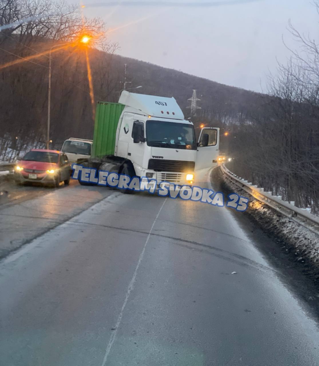 Прицеп улетел на трассе В районе выезда с Дальхимпрома на объездную дорогу произошла авария которая парализовала движение С большегруза внезапно слетел прицеп оказавшись посреди дороги и перекрыв большую часть проезжей части Фото svodka25 Подписаться на Telegram  Подписаться в MAX