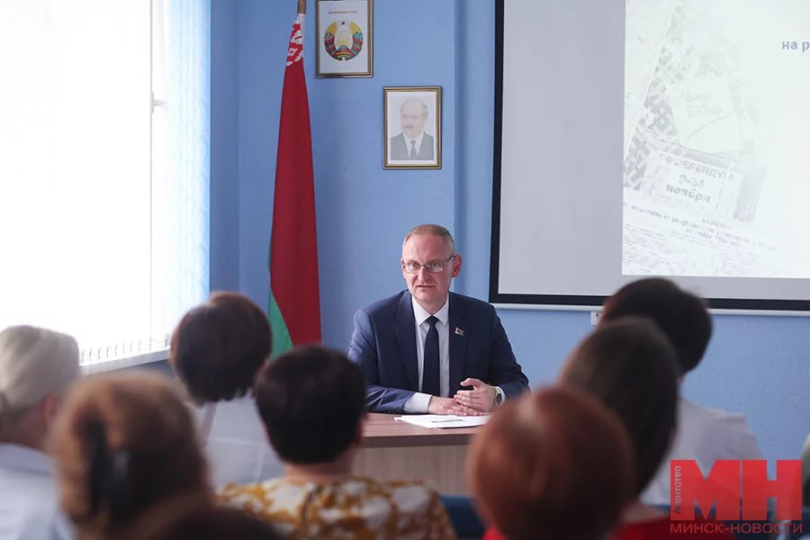 Андрей Стригельский: в правительство направлено предложение, чтобы для столичных врачей установили спецнадбавку. Мы понимаем, что работа в минских медучреждениях гораздо более интенсивная, чем где-нибудь в регионах, отметил зампредседателя Мингорисполкома: Мы ремонты сделаем, здания построим, оборудование купим, но, если не будет персонала, все затраты будут напрасны. «Минск-Новости» MINSKNEWS.BY Telegram Viber FB VK Inst TikTok YouTube