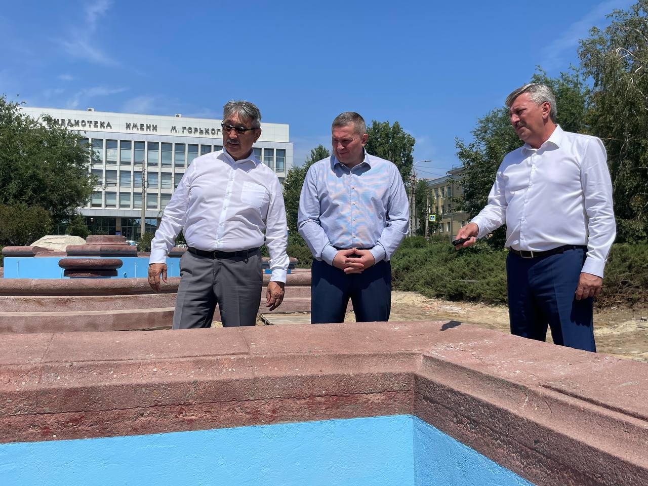Фонтан возле библиотеки Горького в Волгограде поменяет цвет Фонтан напротив горьковской библиотеки в сквере Симбирцева переживает период масштабной реконструкции. Там заменят оборудование, восстановят чашу и покрасят её. А в самом сквере установят новое современное освещение, смонтируют поливочный водопровод, уложат плитку и бордюры, а также поставят скамейки и урны. Кроме того, планируется озеленить территорию, высадив порядка 80 деревьев и около 400 кустарников. Подписаться