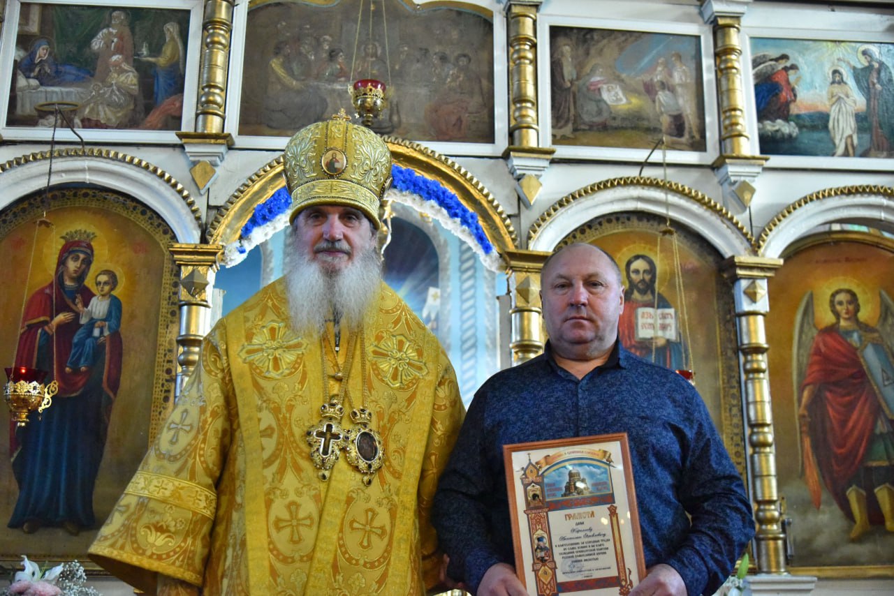 За труды, совершенные во благо храма Казанской иконы Божией Матери, Оренбургской Епархии и Русской Православной Церкви, митрополит Петр вручил архиерейские грамоты главе фермерского хозяйства Анатолию Кирилловичу Яковлеву и бухгалтеру-казначею храма Галине Владимировне Колобовниковой.  Также владыка подарил памятные иконы Спасителя и Богородицы заместителю главы Пономаревского района Владимиру Александровичу Дрокину, главе фермерского хозяйства Юрию Леонидовичу Сорокину, строителю – ктитору храма Алексею Кузьмичу Журавлеву, предпринимателю Валерию Ивановичу Звереву.