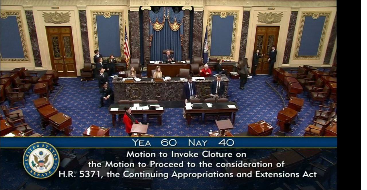 Сенат сделал первый шаг к завершению шатдауна 60 сенаторов проголосовали за отмену филибастера Это процедурное голосование которое позволит республиканцам провести через Сенат проект временного бюджета После этого документ должна утвердить Палата представителей и подписать президент США Подписывайтесь Телеграм ЧЕРЕДОВ Нью Йорк Youtube канал БЮРО