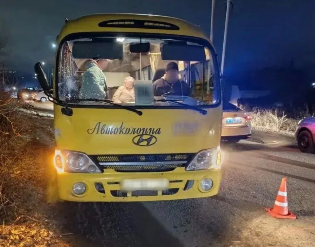 Автобус насмерть сбил пенсионера в Кисловодске Предварительно вчера около 20 30 транспорт следовавший по маршруту Нежинский Кисловодск наехал на 78 летнего мужчину на улице Форелевой Он шел по краю дороги в одежде без светоотражателей сообщили в краевой ГАИ Пенсионер скончался на месте происшествия от полученных травм Автобусом управлял 72 летний мужчина с 24 летним водительским стажем Он не является злостным нарушителем ПДД  Подписаться на 1777 в Телеграм MAX