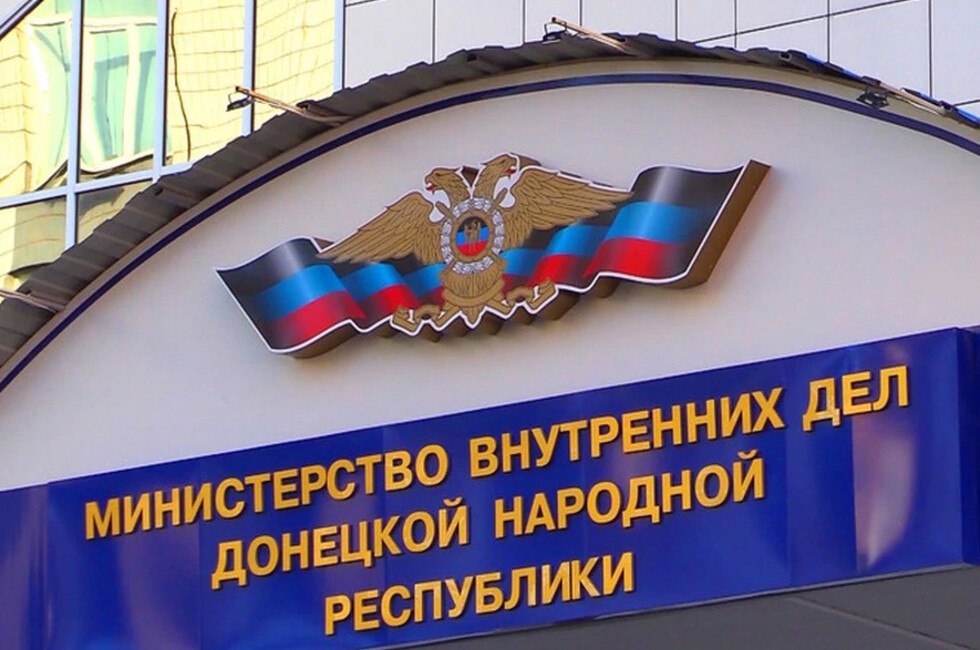 В Донецке мошенник брал предоплату за доставку авто и тянул резину Через бизнес по доставке машин из за границы оформленный на сожительницу аферист похитил 7 5 млн рублей От действий фигуранта пострадали 5 человек Взяв предоплату за услугу он постоянно затягивал процесс и вводил клиентов в заблуждение Читать полностью Фото МВД по ДНР  Подпишись на нас в MAX