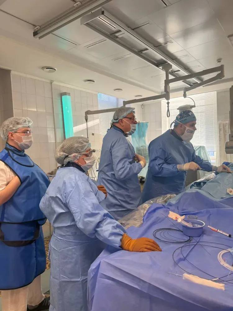 Уникальную операцию полуторагодовалому ребенку успешно провели в Приамурье Уникальная операция на сердце проведена в клинике Амурской ГМА В Клинике кардиохирургии Амурской государственной медицинской академии успешно провели уникальную операцию по закрытию дефекта межпредсердной перегородки у полуторагодовалого ребенка В операции участвовали главный врач Александр Коротких и Александр Осиев доктор медицинских наук профессор и специалист по рентгенэндоваскулярной диагностике и лечению из московской клиники МЕДСИ сообщает пресс служба Амурской государственной медицинской академии Подробности