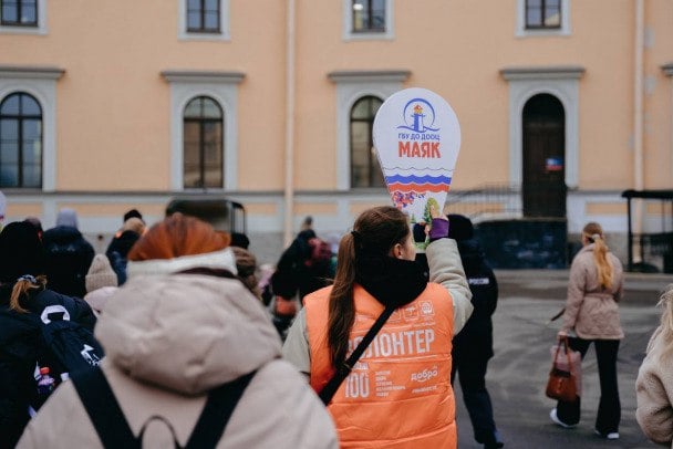 В Ленобласть привезли четыре десятка детей из Курска  Ленинградская область встретила группу школьников из Курска, их разместят в оздоровительном лагере "Маяк", сообщает региональный комитет по образованию.  В течение трех недель с детьми будут заниматься педагоги из Сиверской школы №3. Также для гостей организуют мастер-классы и кружки.  По данным 47news, речь идет о 39 детях. В течение 21 дня у них будет полноценное обучение в школе.    комитет по образованию Ленинградской области