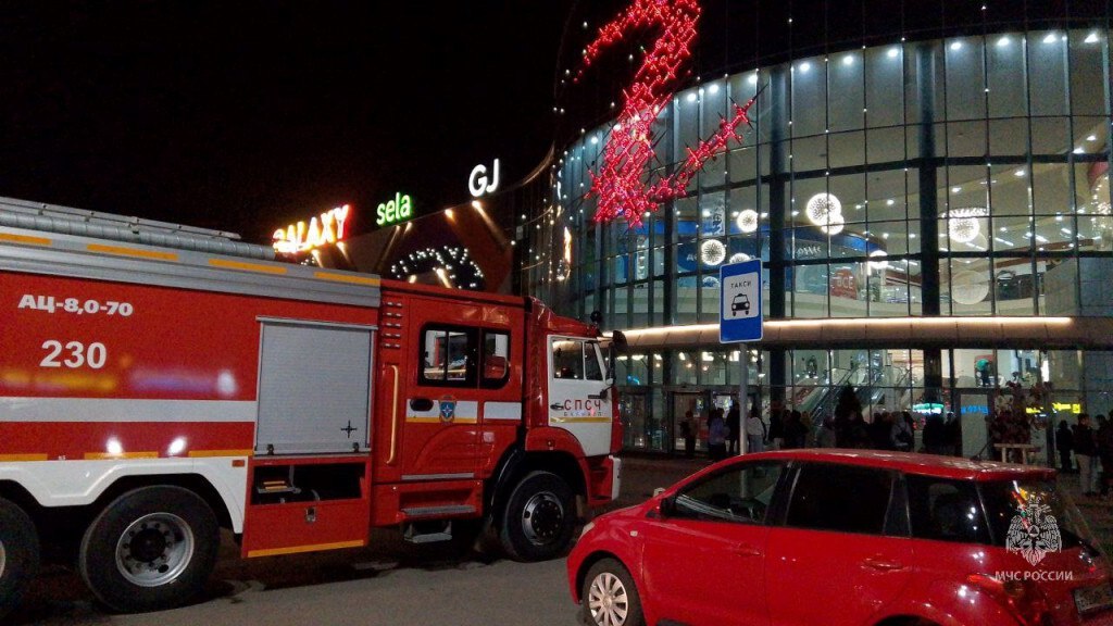 20 октября поздно вечером в Барнаул в ТРЦ Galaxy произошел пожар Как сообщили в региональном ГУ МЧС произошло возгорание жировых отложений в вентиляции в одном из кафе на третьем этаже На момент прибытия первого подразделения посетители и персонал покинули здание была проведена эвакуация Возгорание ликвидировано на площади около одного квадрата После этого спасатели проверили кровлю и помещение Пострадавших нет