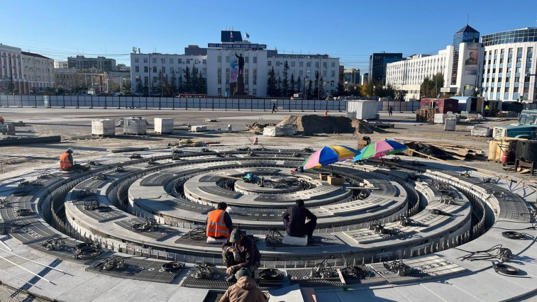 Фотофакт: на фонтане на площади Ленина в Якутске рабочие готовятся к установке подсветки   На фонтане на площади Ленина в Якутске продолжаются работы по облицовке, начата подготовка по устройству архитектурной подсветки, сообщила главный архитектор Якутии Любовь Папок в своем телеграм-канале.   Также рабочие приступили к укладке дренажного слоя под рулонный газон. Продолжается монтаж ограждения на наклонном ландшафте.  Все фотографии смотрите по ссылке