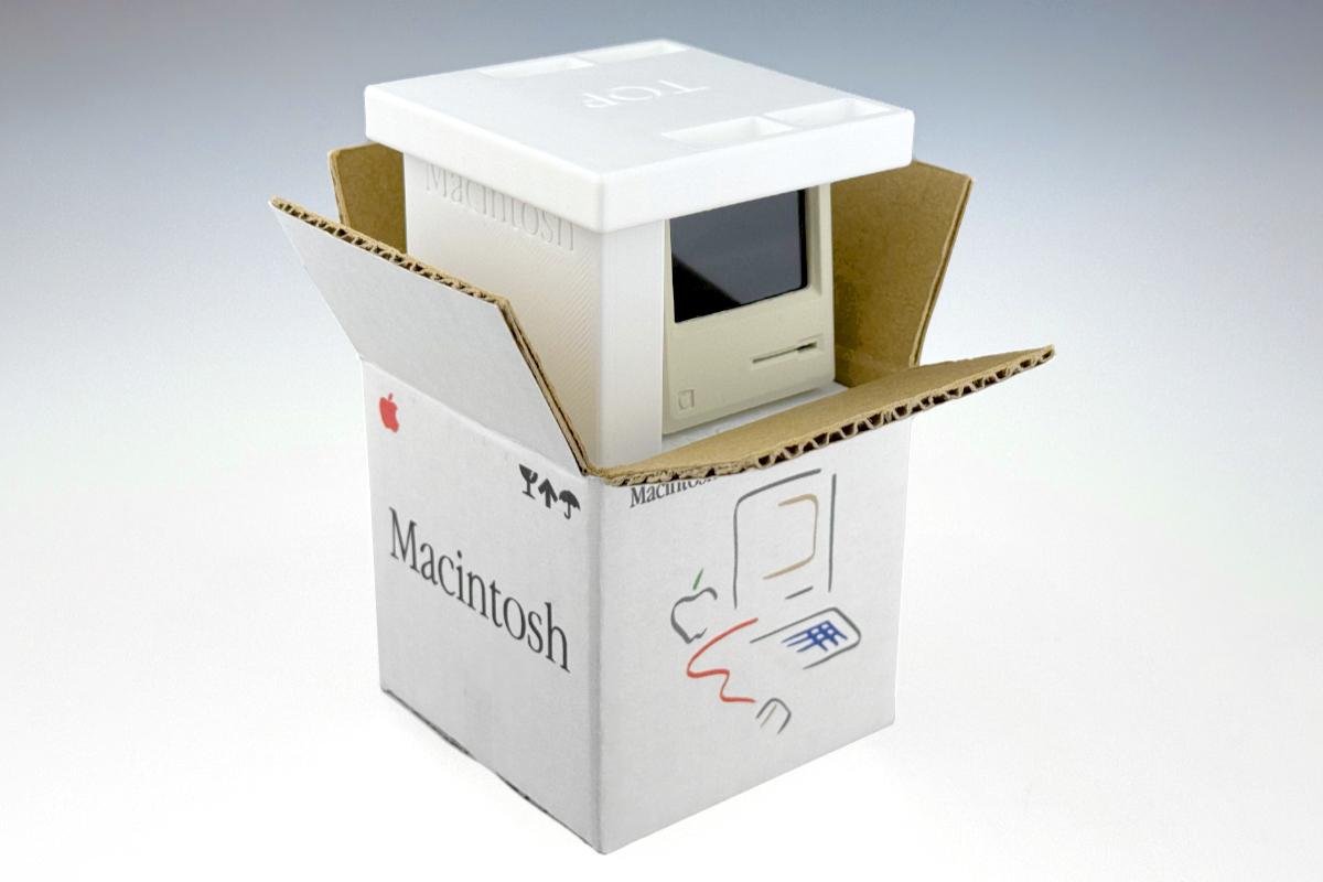 Посмотрите, какой мимимишный! Вышел Pico-mac-nano — рабочая копия Macintosh высотой всего 6 см  Интернет-магазин 1-Bit Rainbow начал продажи ультракомпактной реплики оригинального Macintosh — Pico-mac-nano. Устройство высотой всего 2,4 дюйма выглядит как точная мини-копия классического компьютера Apple и основано на микроконтроллере Raspberry Pi Pico, которого достаточно для эмуляции старых версий macOS.  Несмотря на размеры, Pico-mac-nano может работать с современными USB-клавиатурами и мышами. Это делает его не просто декоративным сувениром, а полностью функциональным ретро-ПК, пусть и с рядом ограничений. Создатель проекта предупреждает о возможной нестабильности и несовместимости с некоторым устаревшим софтом, но в остальном устройство демонстрирует рабочий интерфейс Macintosh на крошечном дисплее.  Гаджет рассчитан на энтузиастов винтажной техники и коллекционеров. Сам магазин 1-Bit Rainbow специализируется на комплектующих для старых компьютеров Apple.