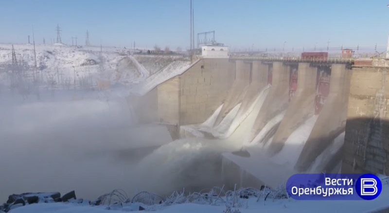 Сброс воды из Ириклинского водохранилища увеличен в четыре раза С сегодняшнего дня на Ириклинском водохранилище увеличили сброс воды с гидроузла с 15 до 60 кубометров в секунду. Рекомендации по четырехкратному увеличению сброса утвердило Нижне-Волжское бассейновое водное управление Федерального агентства водных ресурсов. Это необходимо для поддержания резервной емкости водохранилища, уточнили в правительстве области. Затем работа Ириклы будет корректироваться в зависимости от гидрологической и метеорологической обстановки.