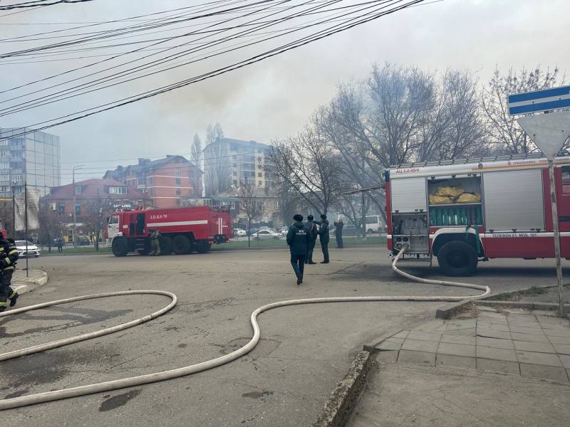 1  2  3  4  5   В Махачкале горит двухэтажное здание по улице Каммаева. Огнем охвачено 500 кв. метров.   Онлайн Дагестан   Подпишись