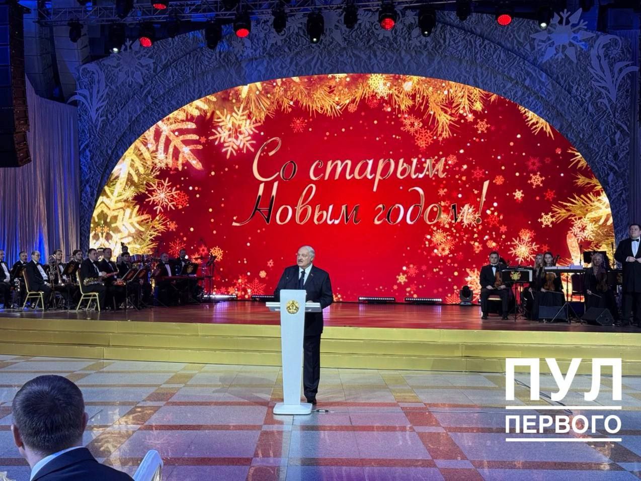 Лукашенко про Год белорусской женщины впервые выбрали не просто тему года а его символ Президент подводя итоги прошедшего года назвал его успешным и во многом знаковым Впервые в нашей суверенной истории мы выбрали не просто тему года мы выбрали его символ Год белорусской женщины должен стать особенным подчеркнул глава государства