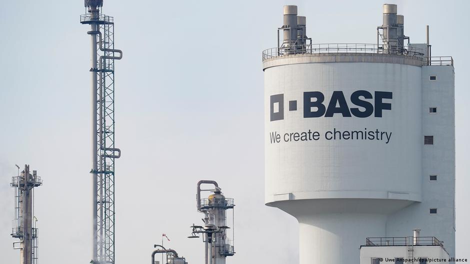 BASF получила более 200 млн евро компенсаций за потери от бизнеса в России Der Spiegel Немецкий химический концерн BASF в прошлом году получил первые выплаты от правительства ФРГ за инвестиции в России его дочерней компании Wintershall DEA Об этом сообщает издание Handelsblatt со ссылкой на источники в отрасли По их информации в третьем квартале 2025 года BASF получила 229 млн евро из госбюджета а в четвертом квартале последовали дополнительные выплаты Речь идет о компенсациях по государственным гарантиям выданным Wintershall DEA за инвестиции в российские нефтегазовые проекты До вторжения России в Украину в 2022 году правительство Германии обеспечивало защиту инвестиций немецких предприятий в РФ После начала полномасштабного вторжения России в Украину в феврале 2022 года активы Wintershall DEA в России постепенно были переданы под государственный контроль Компания назвала это де факто экспроприацией после чего наступил страховой случай по выданным ранее гарантиям Таким образом расходы на компенсации компании которая годами зарабатывала деньги на газовом бизнесе с Россией понесут немецкие налогоплательщики dwglavnoe