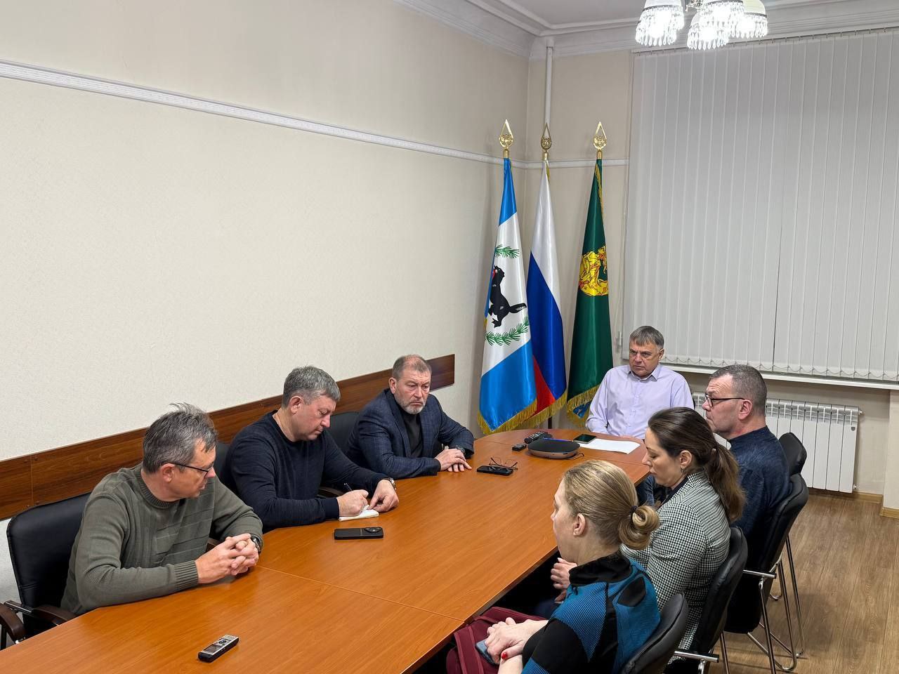 Аварийная ситуация на ТЭЦ 9 стала причиной понижения температуры подаваемого тепла в жилые дома и социальные объекты В Ангарском округе введен режим повышенной готовности Провел экстренное совещание с участием своих заместителей специалистов профильных структур и службы ГО и ЧС Снижение параметров подаваемого тепла потребителям связано с аварией Второй котел вышел из строя на ТЭЦ 9 Специалисты работают над устранением дефектов Ремонт продлится до 11 декабря На это время планируется задействовать третий котел После его ввода в рабочий режим температура в подающей линии частично поднимется Держу ситуацию под личным контролем и буду информировать о ходе проведения работ и текущей обстановке Отмечу ТЭЦ 10 работает в штатном режиме Мэр АГО Сергей Петров