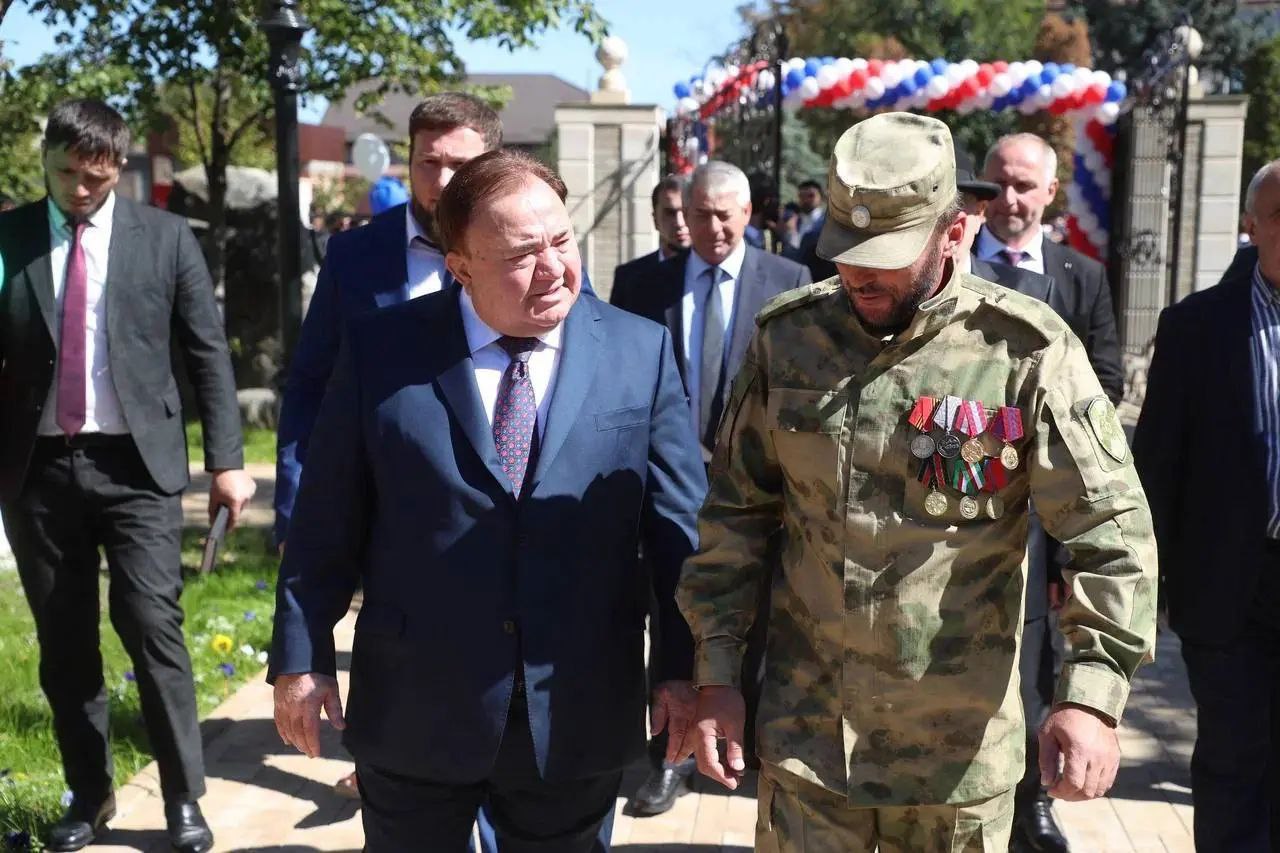 В Сунже Ингушетии после реконструкции открылся парк Памяти и славы Открытие обновленного парка Памяти и славы состоялось в городе Сунжа с участием руководителя региона Махмуд Али Калиматова сообщили газете Ингушетия в пресс службе Главы и правительства республики Благоустроена территория площадью свыше 10 тысяч квадратных метров на которой расположились ранее реконструированный дворец культуры и современная картинная галерея Пространство украсили многочисленными зелеными насаждениями оборудовали функциональными элементами установили эффектные системы освещения скамейки и беседки удобные урны а также фонтан Предусмотрена вместительная парковка а стела Вечный огонь приобрела первозданный вид после реставрации Глава республики отметил что преобразование центральной части самого молодого города Ингушетии стало возможным благодаря слаженной и многогранной работе Не так давно был обновлен городской стадион а впереди реконструкция детского парка у пруда Значительным достижением по его словам стало возвращение в муниципальную собственность трех земельных участков общей площадью более 5200 квадратных метров Они были присоединены к парку что существенно расширило рекреационную зону Администрация города прилагает максимум усилий для развития Сунжи и создание комфортных условий для отдыха в особенности для юных горожан В условиях активной застройки важно сохранять каждое зеленое пространство и городские власти не щадят усилий в том числе отстаивая зоны отдыха в судах и борясь с незаконной застройкой Махмуд Али Калиматов считает очень символичным что открытие парка состоялось в Год защитника Отечества В центре комплекса находится Мемориал памяти и славы место где будут проводиться патриотические мероприятия встречи ветеранов и уроки мужества Здесь будут вспоминать героев Великой Отечественной войны и участников специальной военной операции Он выразил искреннюю признательность мэру Сунжи Аслану Умарову каждому кто принимал участие в создании этого пространства и пожелал чтобы парк всегда был наполнен радостью детских голосов теплыми семейными встречами и яркими праздниками ПОДПИСАТЬСЯ ПРЕДЛОЖИТЬ НОВОСТЬ