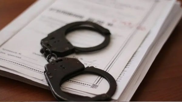 В Петербурге задержали москвича по подозрению в вандализме 7 июня в управление по противодействию экстремизму МВД России поступила информация о том, что 5 июня сотрудники отдела дознания возбудили два уголовных дела по части 1 статьи 214 УК РФ вандализм . Оба дела возбудили из-за надписей на спусках №4 и №5 Воскресенской набережной и съезде с Большеохтинского моста. Подозреваемого задержали утром 7 июня в Москве у дома №20 по Соболевскому проезду. Им оказался 41-летний житель столицы. В качестве меры пресечения – подписка о невыезде. Москвичи приезжают в Питер, чтобы уродовать город... Дожили...