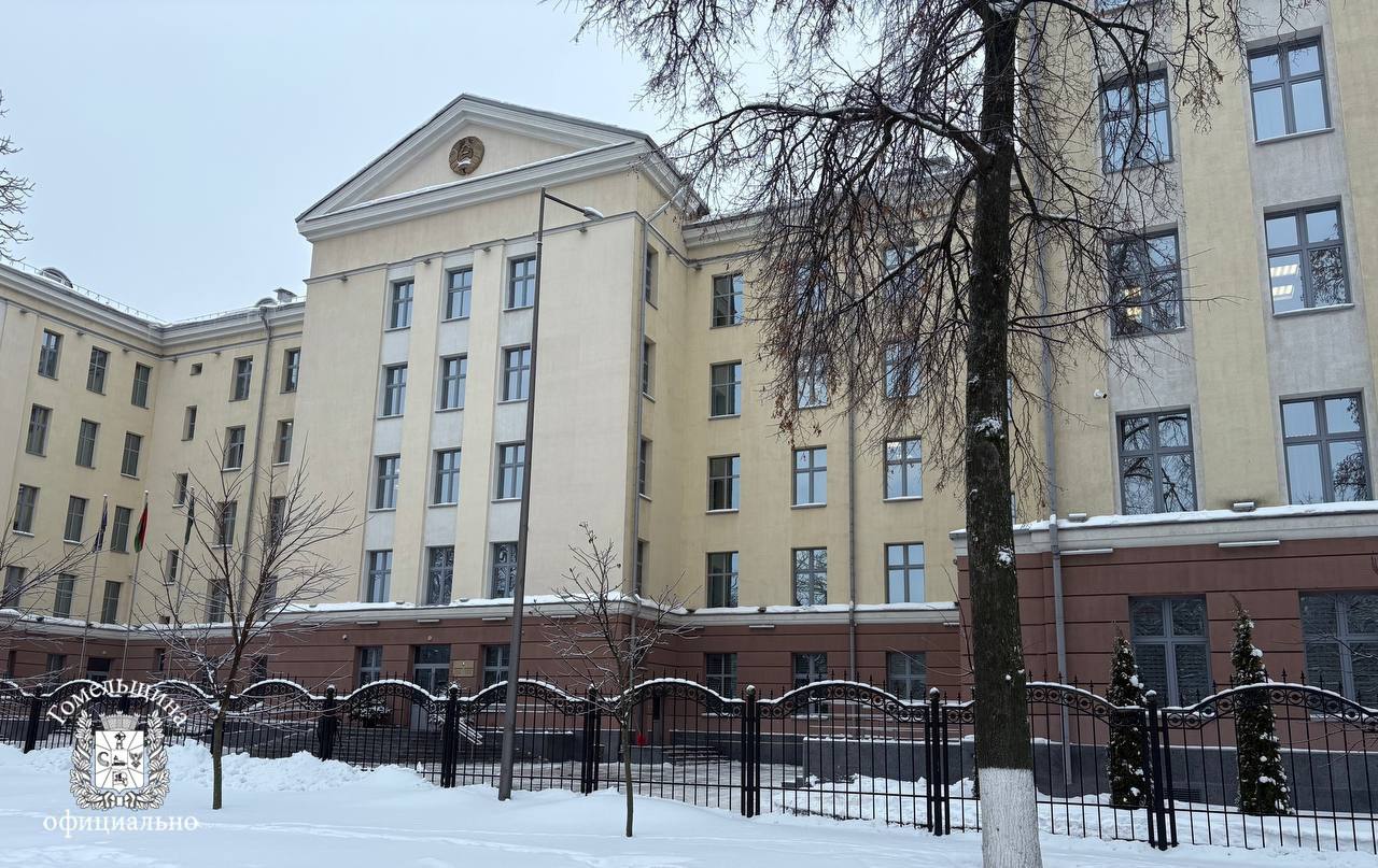 Следователи выполнили весь комплекс необходимых следственных мероприятий по факту ЧП в доме по улице Косарева Для установления фактических обстоятельств произошедшего и определения причины взрыва была назначена комплексная взрыво технологическая экспертиза Заключение экспертов приобщено к материалам уголовного дела Из его данных следует что взрыву предшествовал пожар возникший в кухонном шкафчике расположенном рядом с газовой плитой Пожар происходил в виде тления Затем он перешел на бумагу которая хранилась в шкафчике и на его стенки В результате горения был деформирован и поврежден гибкий резиновый шланг соединявший газовую плиту с магистральным трубопроводом Поскольку вентиль находился в открытом положении газ вышел наружу и начал концентрироваться на кухне Далее произошло его возгорание и взрыв На кухне отсутствовала надлежащая вентиляция ее канал был заблокирован плитой гипсокартона Работа следователей продолжается запланированы дополнительные процессуальные действия