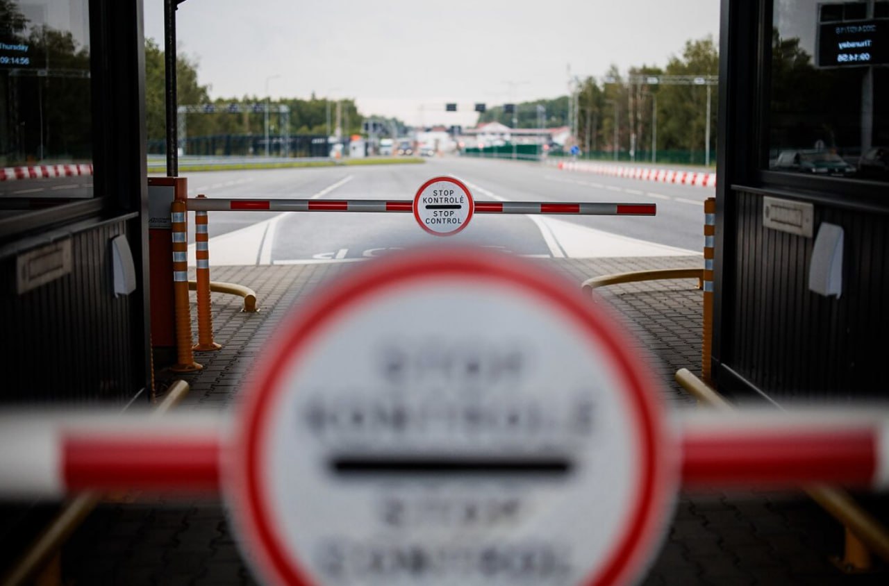 Беларусь отказалась временно открыть Шальчининкский пограничный пункт Шальчининкский КПП остаётся закрытым но правительство продолжает искать возможности помочь литовским перевозчикам вернуть своё имущество заявил советник литовского премьер министра Игнас Добровольскас Советник утверждает что белорусские власти продолжают создавать искусственные препятствия литовским и европейским компаниям для возврата из Беларуси своих активов грузового транспорта Поскольку Беларусь по прежнему отказывается пропускать грузовики по данным правительственных источников рассматривается вопрос о долгосрочном ограничении перевозок белорусских железнодорожных грузов через территорию Литвы Вице президент Национальной ассоциации автомобильных перевозчиков Linava Олег Тарасов заявил что только за последнюю неделю остановка транспортных средств в Беларуси обошлась перевозчикам примерно в 5 миллионов евро Подробности на сайте фото LRT