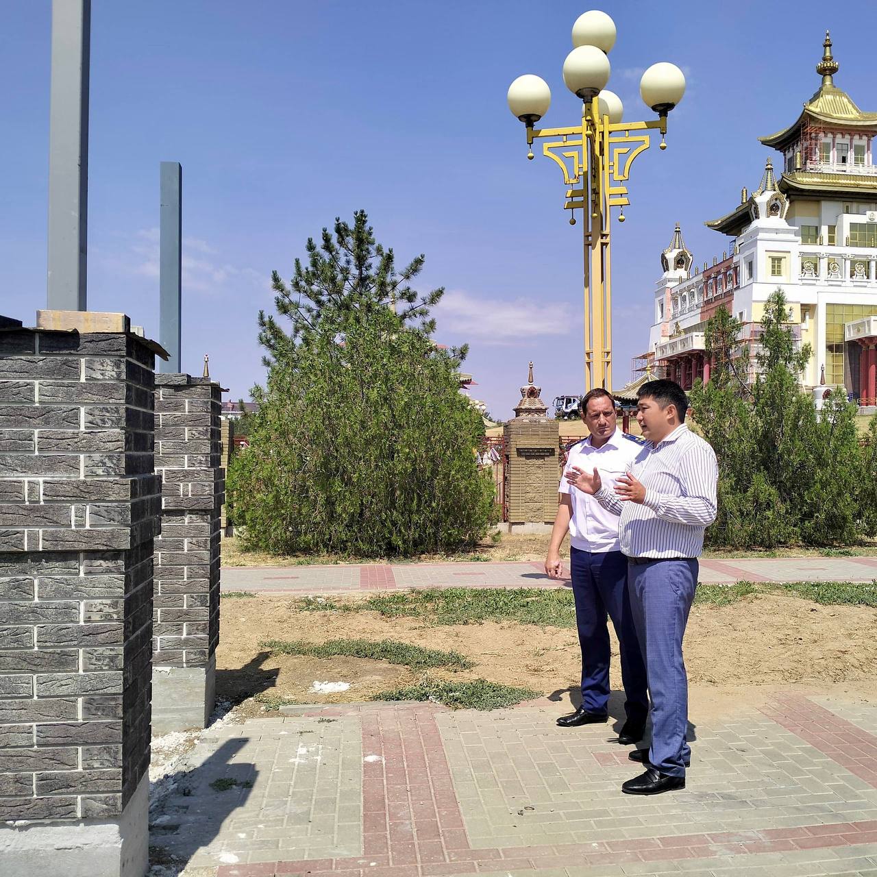 В Элисте проверили качество работ на объектах благоустройства и дорожного строительства Глава администрации города Алдар Лиджиков принял участие в рабочем совещании с заместителем прокурора РК Александром Мухаевым. По итогам встречи представители администрации, прокуратуры и подрядных организаций выехали на ряд городских объектов для осмотра. В ходе совещания обсуждались сроки сдачи объектов благоустройства, а также ремонтов и строительства дорог. В формате трёхстороннего диалога подрядчикам напомнили о необходимости строгого соблюдения графиков и высоких стандартов качества работ. Также были обозначены проблемные точки, требующие дополнительного внимания.