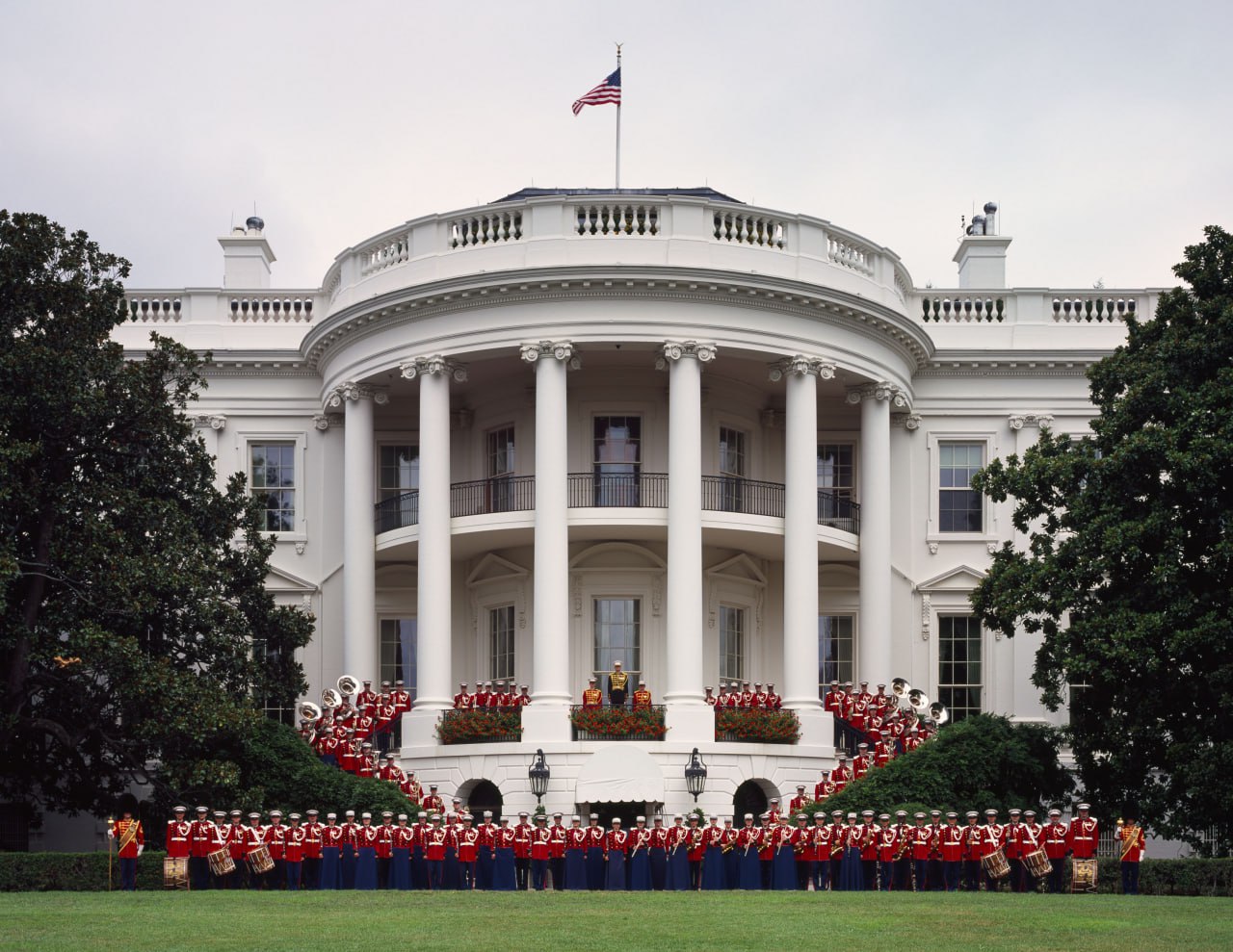 Конкуренция с Китаем должна стать приоритетом для Трампа, заявили в Белом доме.  Конкуренция с Китайской Народной Республикой будет определять, каким станет мир в ближайшие 10, 20 и 30 лет. Это должно стать главным приоритетом для новой администрации,  — сказал советник по национальной безопасности Джейк Салливан.  Салливан уточнил, что конкуренция с Китаем напрямую влияет на глобальную стабильность, экономическое развитие и безопасность, что требует долгосрочного и стратегического подхода.  Помимо конкуренции с Китаем, уходящая администрация Джо Байдена также считает угрозами нацбезопасности Иран, конфликт на Украине и риски для европейской безопасности, отметил Джейк Салливан.  #США #Китай #Трамп #Новость