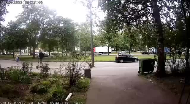В Петербурге пара на самокате столкнулась со столбом