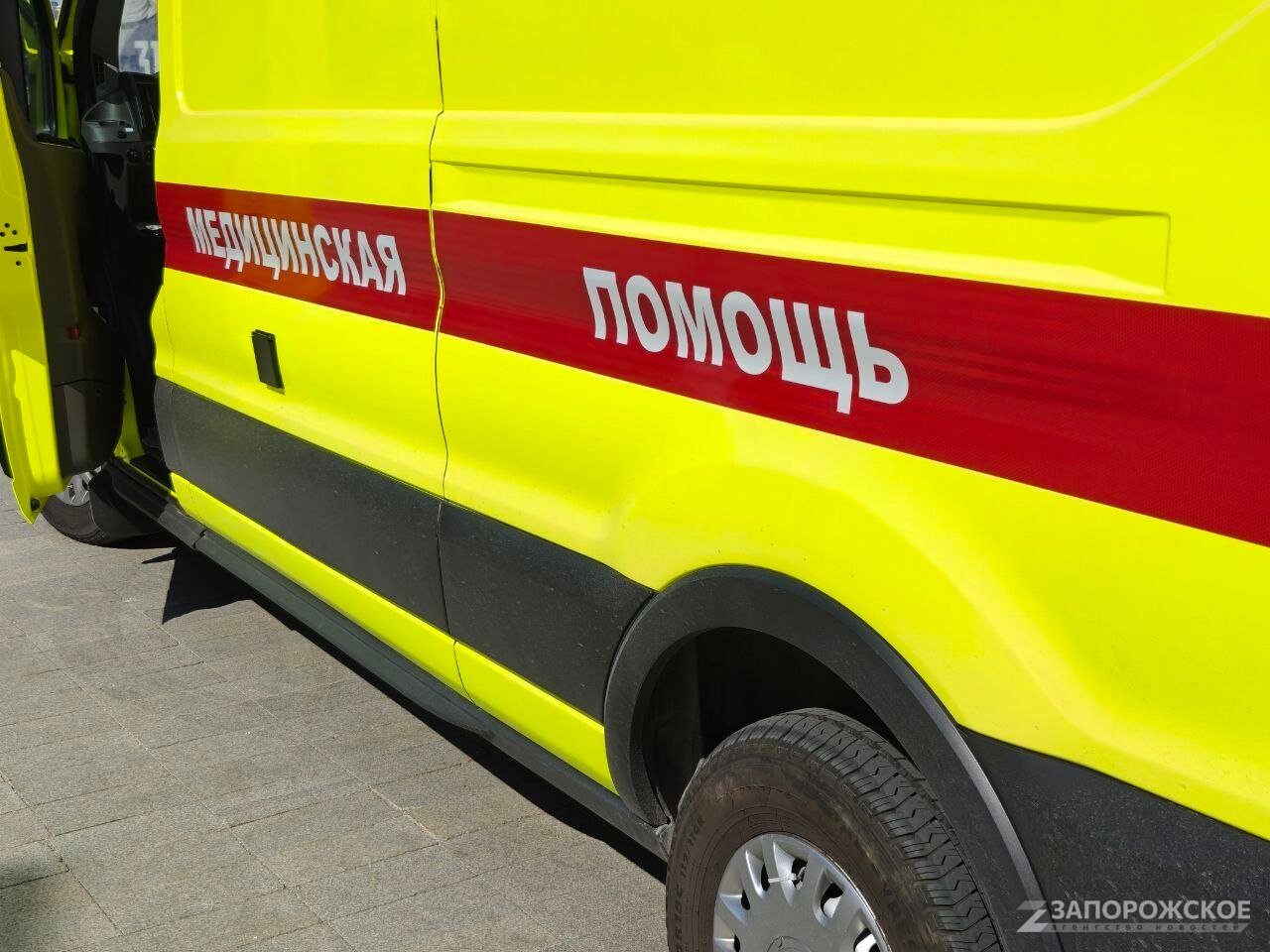 ВСУ атаковали съемочную группу «Звезды» в Алешках Херсонской области Вражеские дроны дважды атаковали машину со съемочной группой «Звезды» в Алешках Херсонской области. Автомобиль сгорел, ранен сопровождающий. «Беспилотники ежедневно бьют по мирным жителям, больницам и дорогам. От поселка остались руины, разбитые улицы опустели. Больница работает до сих пор, в здании не осталось ни одного целого окна. ВСУ постоянно атакуют и машины скорой помощи», — отмечается в сообщении. , VK и ОК и читайте новости на нашем сайте